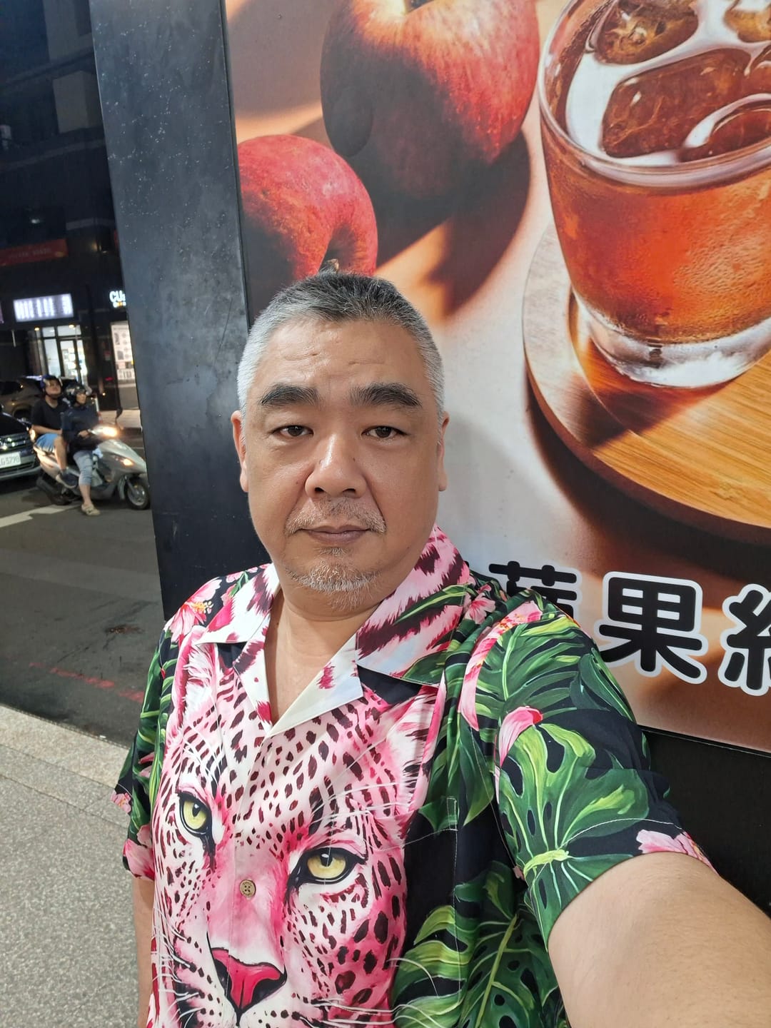 Customer photo review of 【予約】「熱帯植物に隠れたピンクのジャガー」手描きアート柄アロハシャツ