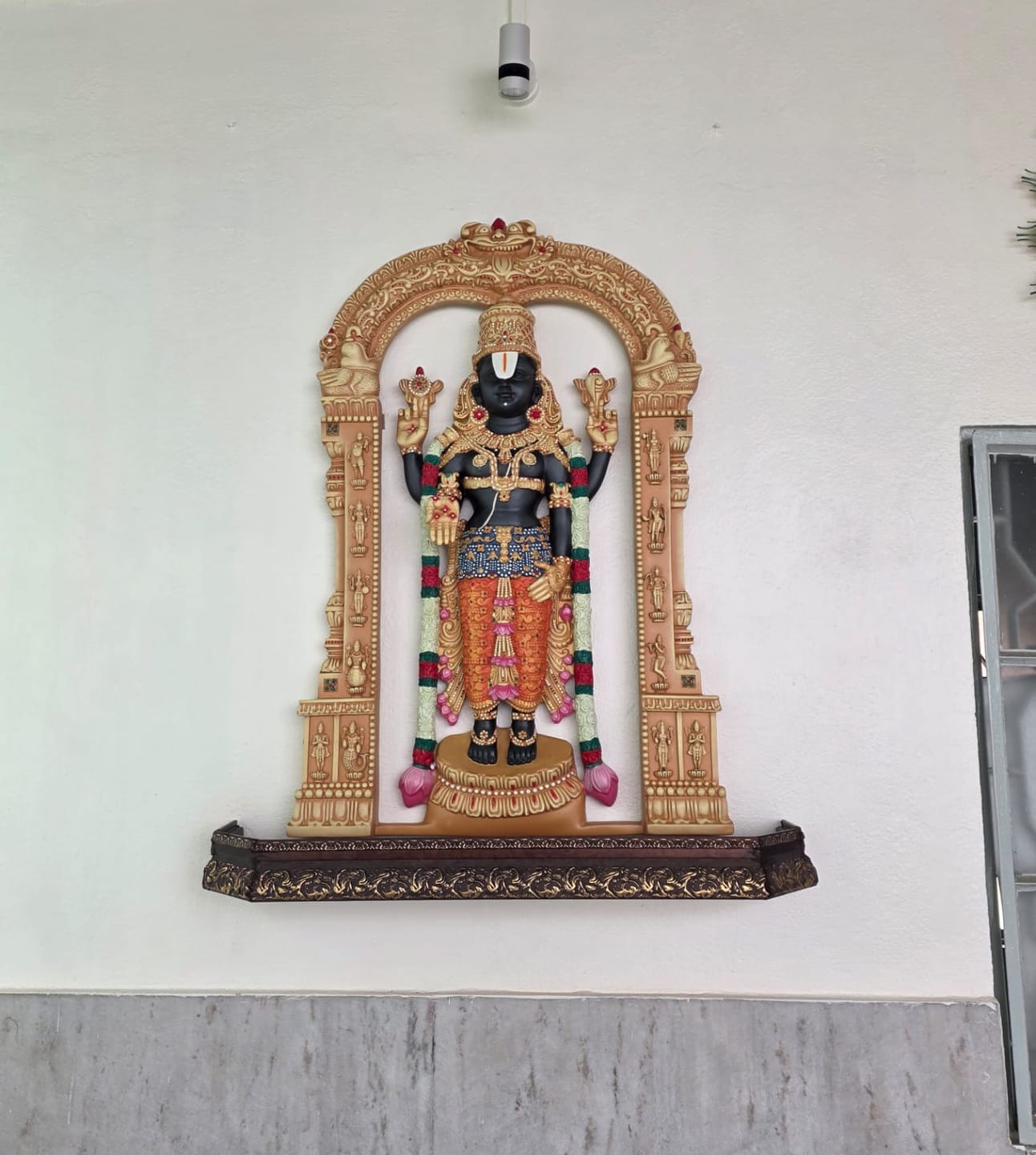 Customer photo review of Lord Venkateshwara Balaji Wall Mural 3.5x2.5ft | Tirupati Balaji Wall Art – Dezin India