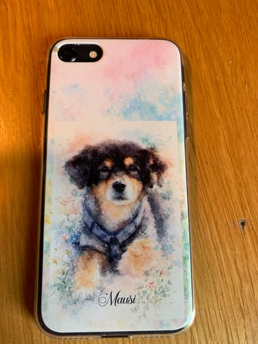 Kundenfoto einer personalisierten Handyhülle mit einem Aquarellporträt eines Hundes namens 'Mausi'.