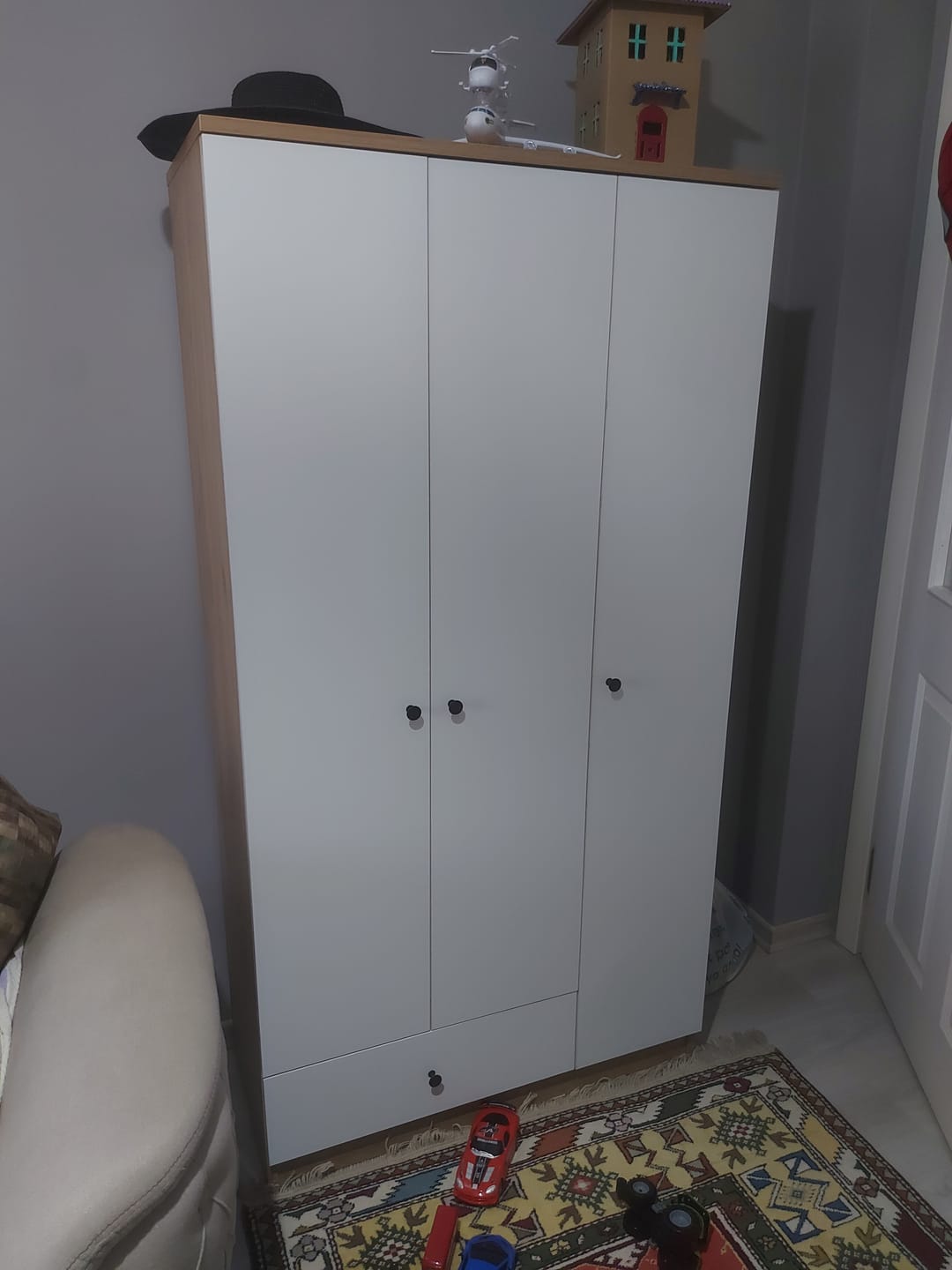 Customer photo review of Rani BA117 Gardırop Elbise Dolabı 3 Kapaklı 1 Çekmeceli 6 Raflı 1 Askılı Sepet Ceviz - Beyaz