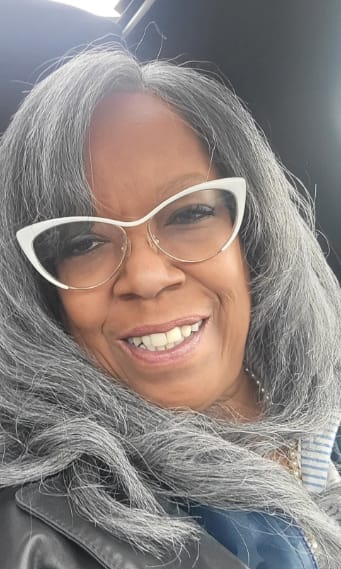Customer photo review of Luvwin 5x5 Closure Kinky Straight Salt & Pepper Free Parting Glueless Wig