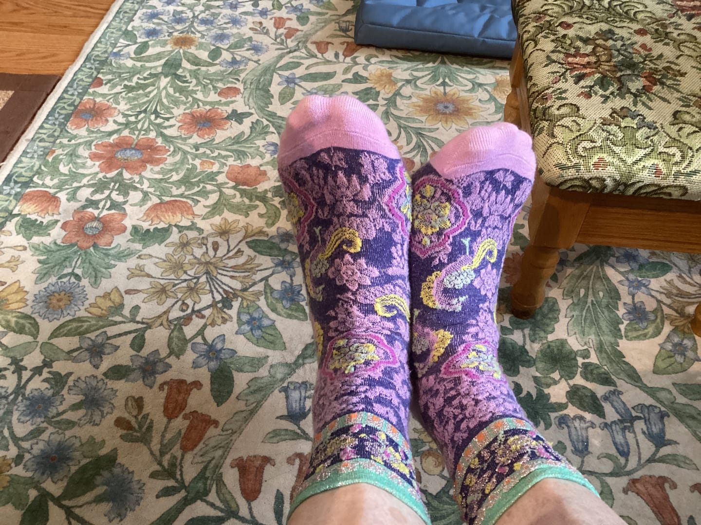 Customer photo review of 5 Pairs Women Vintage Flower Jacquard Socks
