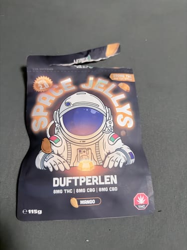 Rezensent zeigt den geöffneten Beutel der THC Spacejellies 2.0 in der Geschmacksrichtung Mango.