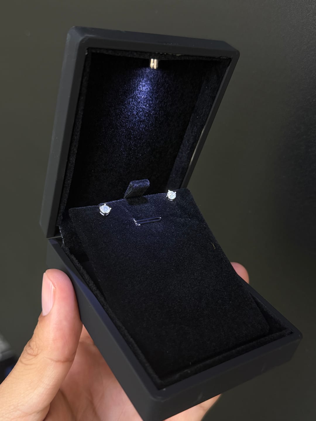 Customer photo review of Aretes Moissanita VVS