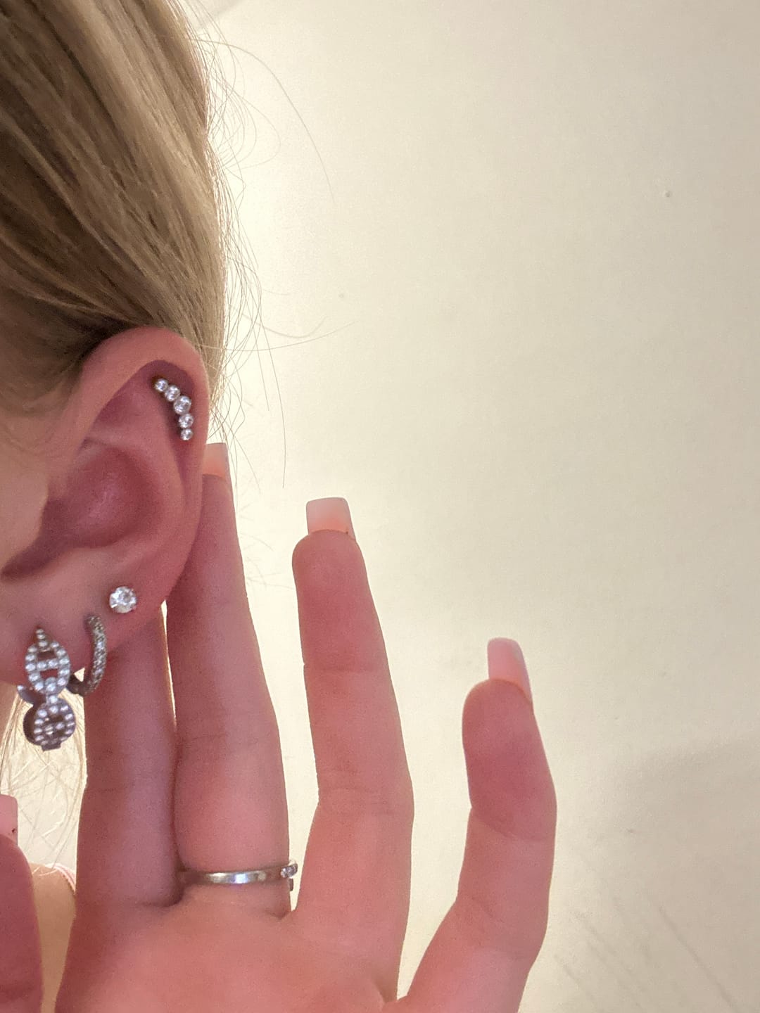 Customer photo review of Pave Flow Deluxe Huggie Ohrringe 14K Vergoldet