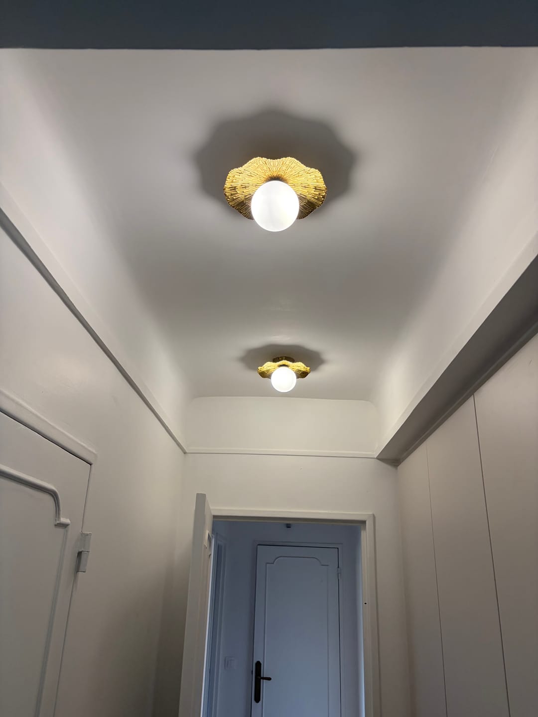 Customer photo review of Plafonnier en cuivre et boule de verre opalin | Plafonnier chic LOTUS