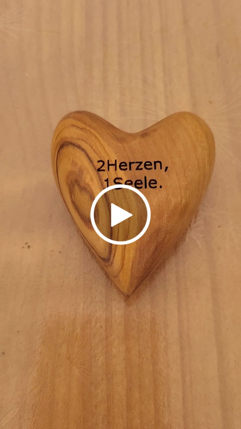 Customer video review of Personalisiertes Olivenholz Herz mit Gravur | Handschmeichler als liebevolles Geschenk für Hochzeit, Valentinstag & Jubiläum