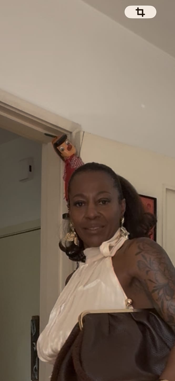 Customer photo review of SHORT LAMARA PONYTAIL NATURAL BLACK