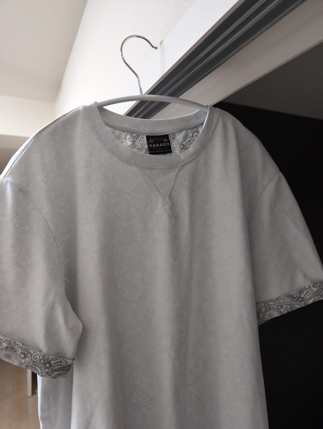 Customer photo review of Vガゼット入り　無地×ペイズリー柄ボンディング生地半袖Tシャツ