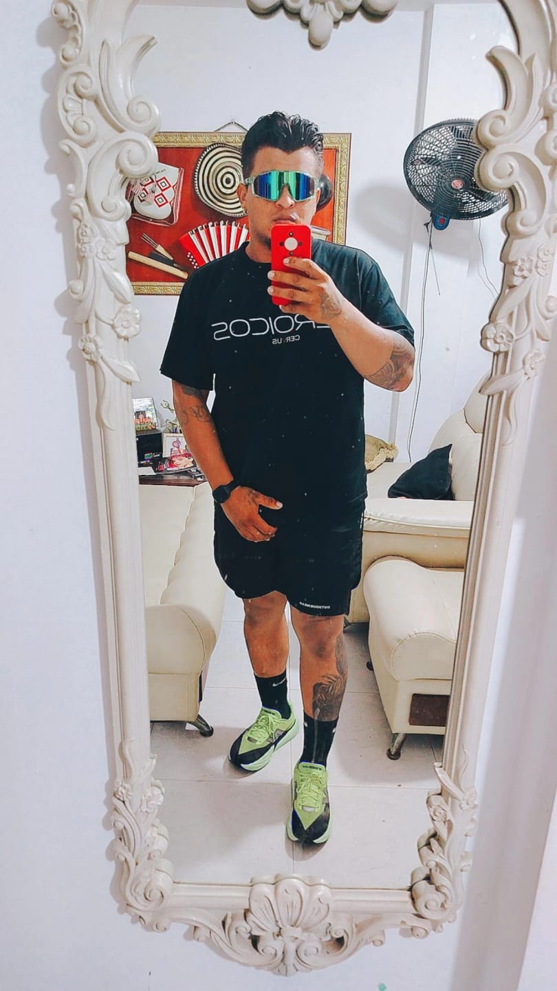 Customer photo review of New Balance FuelCell Rebel v5 Hombre Yellow Alkaline Green