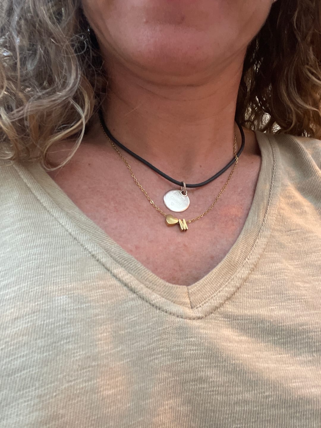 Customer photo review of LOANYA Collar con corazón pequeño y una letra