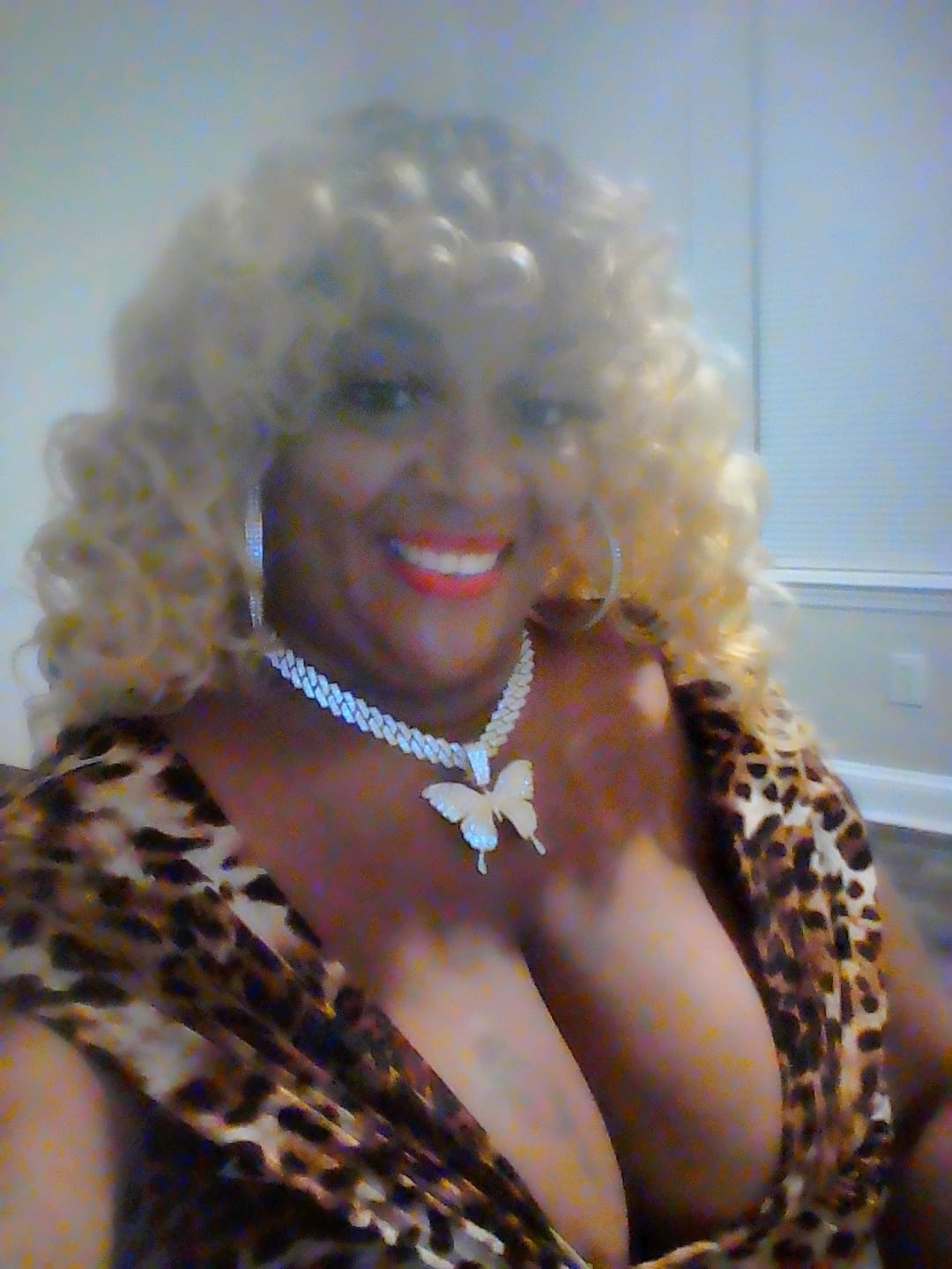 Customer photo review of Outre Wigpop Style Selects Full Wig - LEANZA