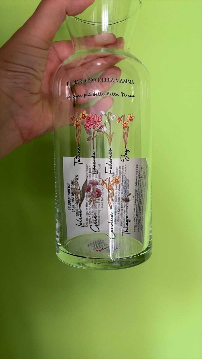 Customer photo review of Il giardino della mamma – Vaso in vetro personalizzato con nome e fiori per mamma e nonna