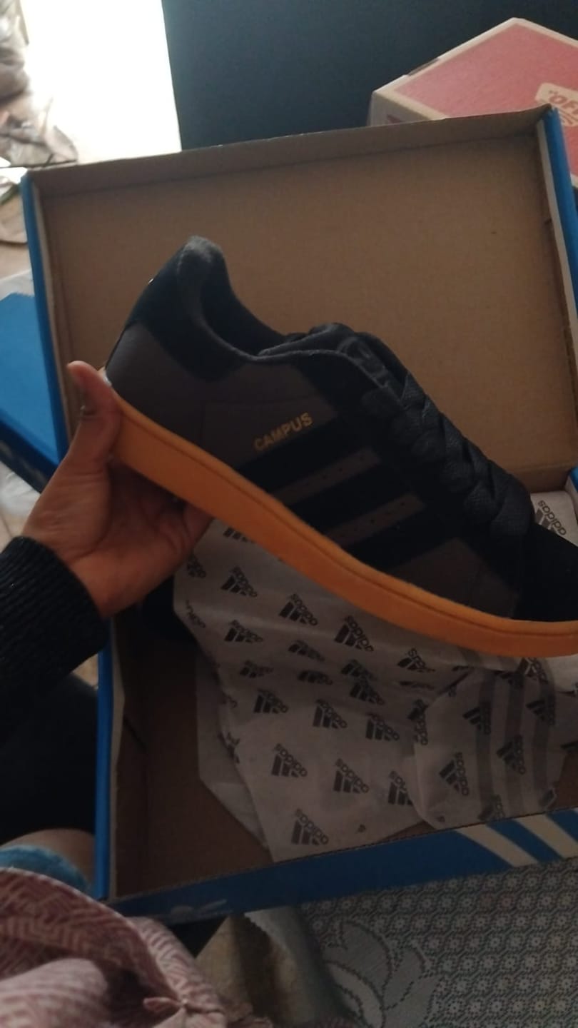 Customer photo review of Tenis 2000s Negro Camel