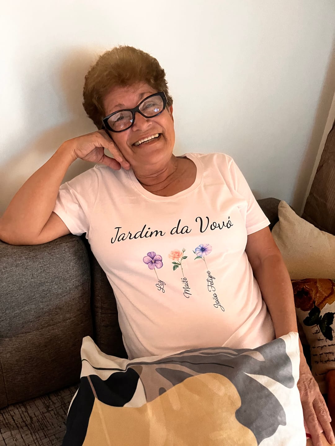 Customer photo review of Camiseta JARDIM DA VOVÓ - NOVAS FLORES  | Presente para Avó | Algodão 100%