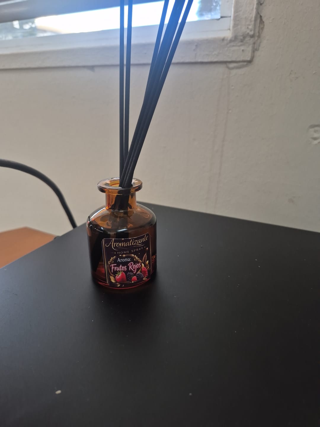 Customer photo review of Mikado 50 ml difusor vidrio ámbar curvo con tap. varillas n.