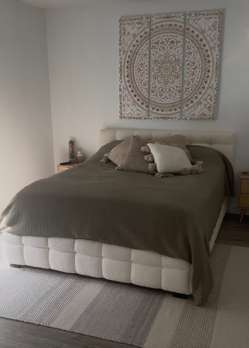 Customer photo review of LARKA - Base de lit rembourrée tissu bouclé blanc