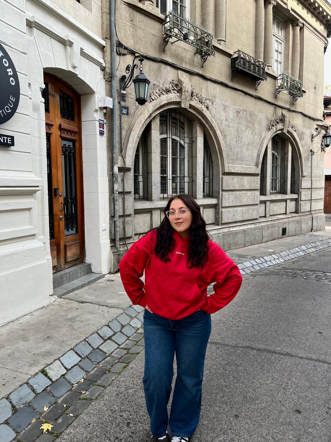 Customer photo review of POLERÓN HOODIE ROJO - OVERSIZE CON GORRO LOGO Y ESPALDA BORDADO