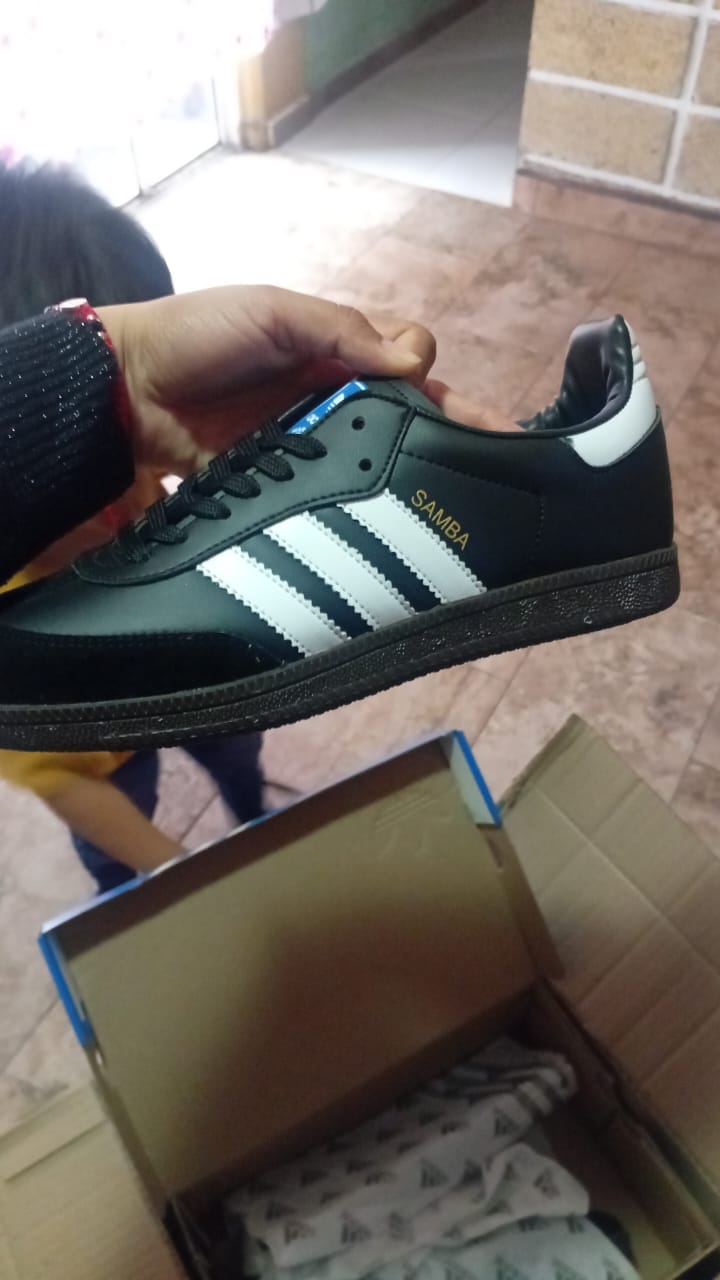 Customer photo review of Tenis Smb Negro Blanco