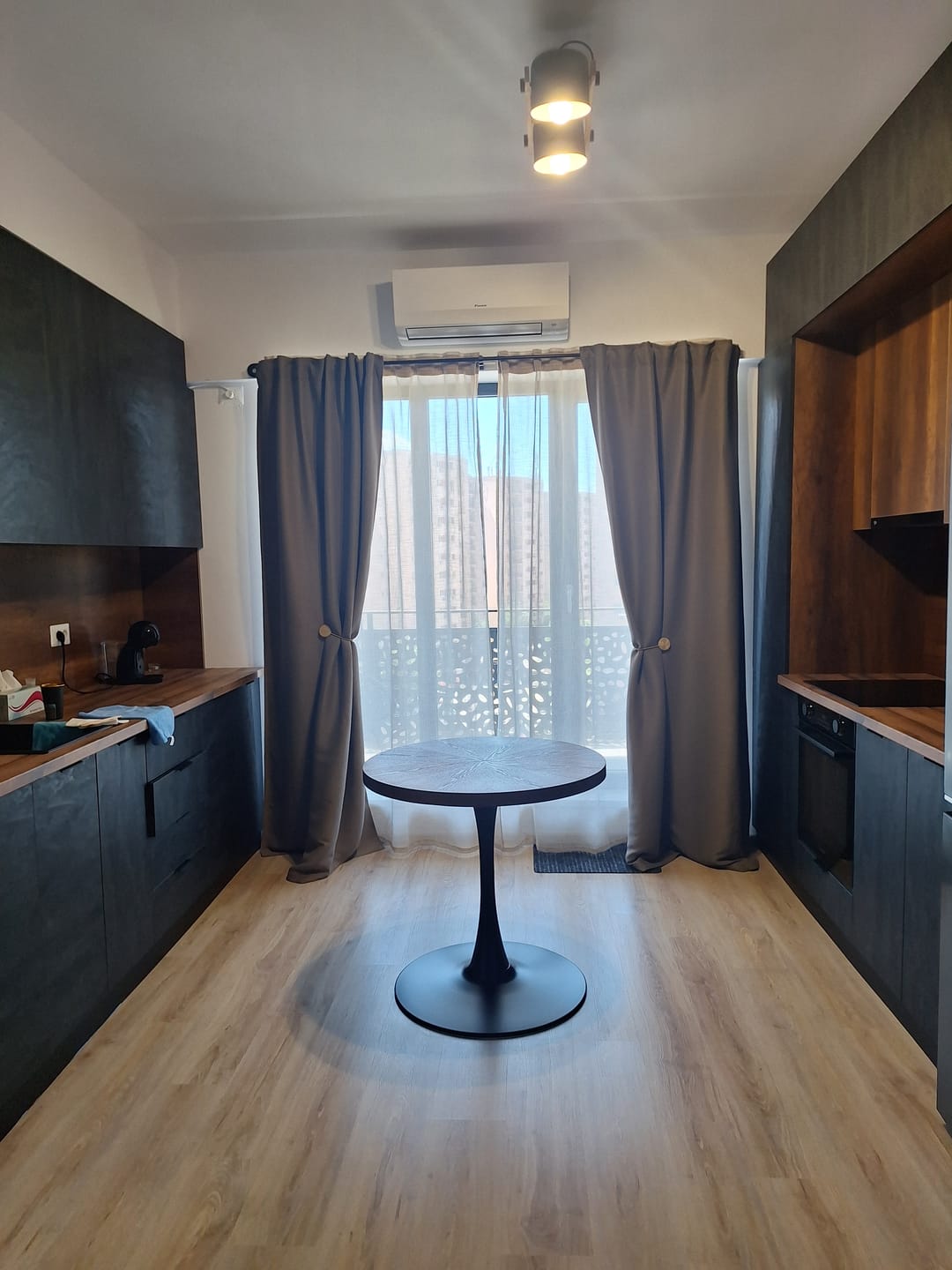 Customer photo review of Masa rotunda lemn bucatarie AMADEO, nuc/negru, 80x80x76 cm