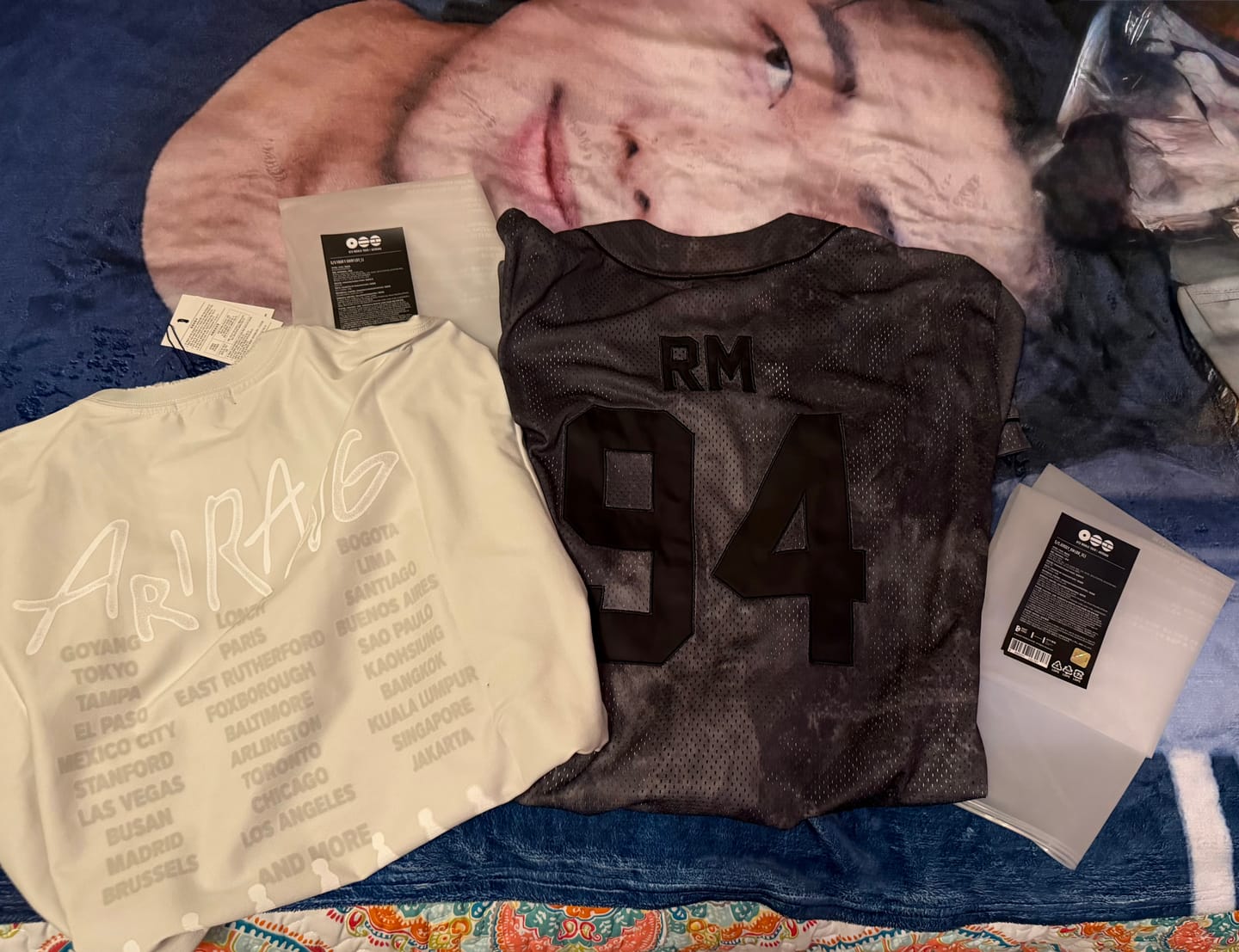 Customer photo review of [2ND PRE-ORDER] BTS - ARIRANG WORLD TOUR OFFICIAL MD S/S TOUR T-SHIRT (GRAY)