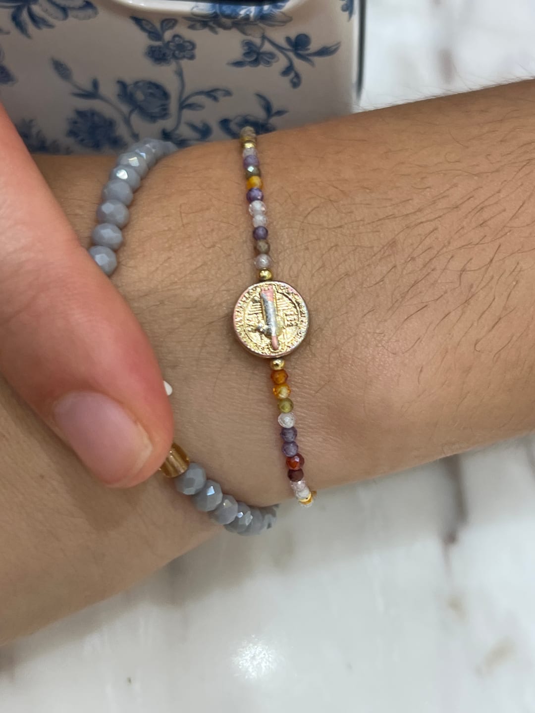 Customer photo review of Pulsera Chaquiras Rainbow con San Benito