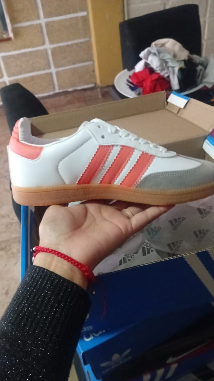 Customer photo review of Tenis Smb Blanco Coral