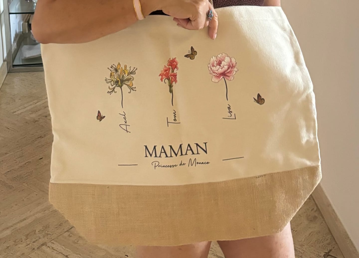 Customer photo review of L'amour grandit ici - Sac personnalisé avec fleurs et prénoms pour maman