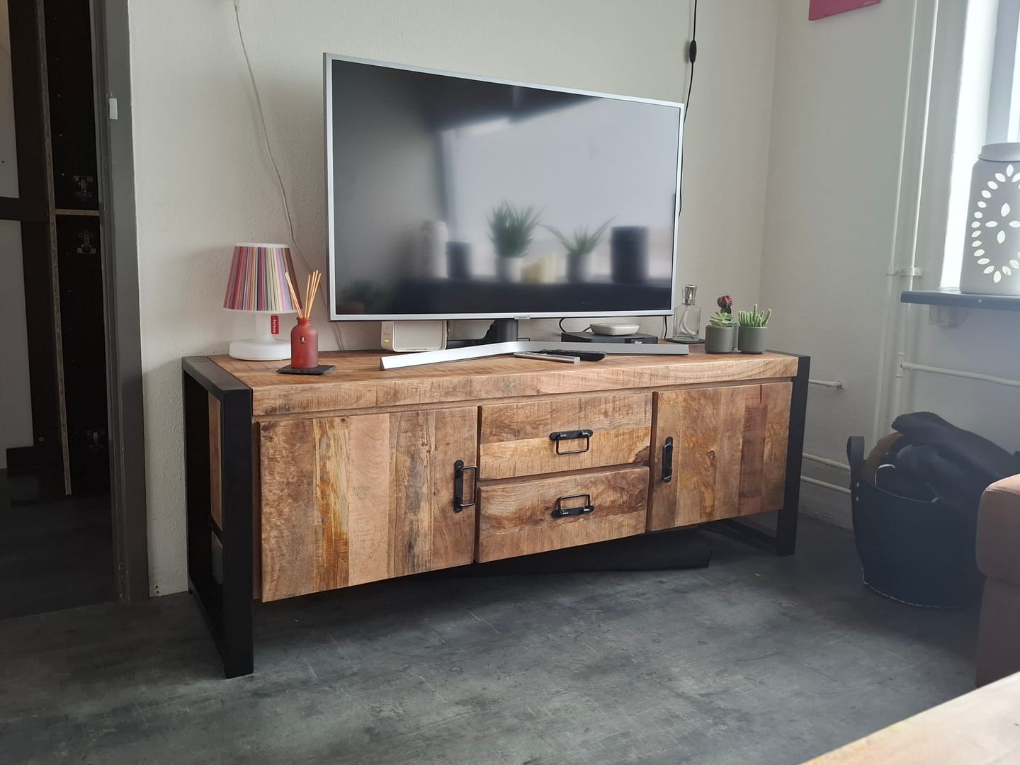 Customer photo review of Britt TV-Meubel met Laden en Deuren Mangohout en Staal