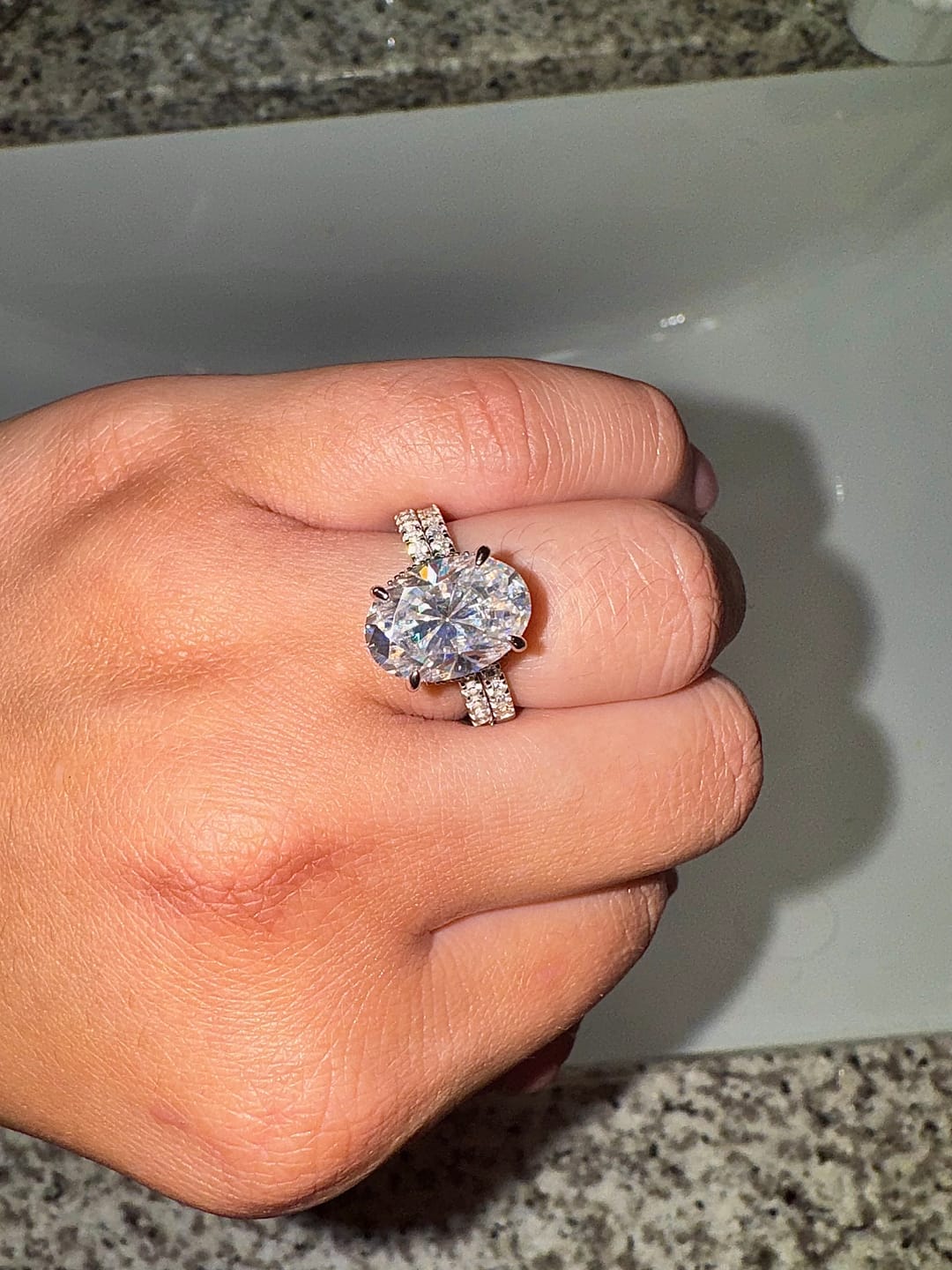 Customer photo review of S925 Moissanite 4.0 Ct ～5.5 Ct Oval Cut White Gold/Yellow Gold Wedding Ring For Women