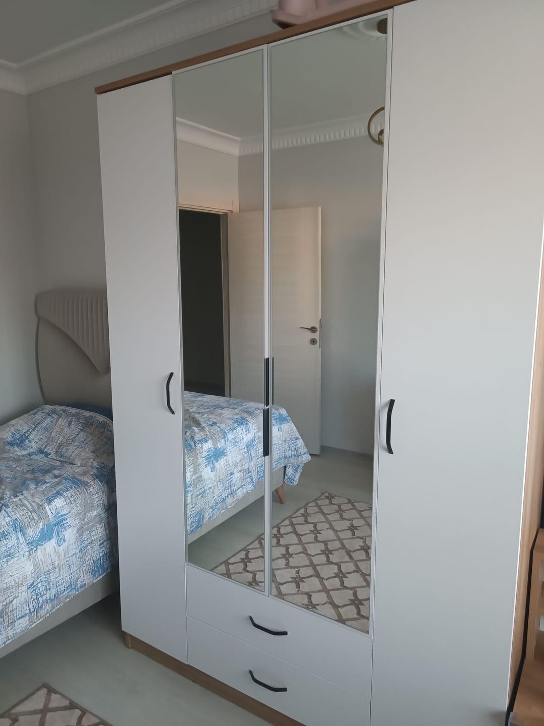 Customer photo review of Rani BA131 Geniş Gardırop Elbise Dolabı Aynalı 4 Kapaklı 2 Çekmeceli 13 Raflı 1 Askılı Sepet Ceviz - Beyaz