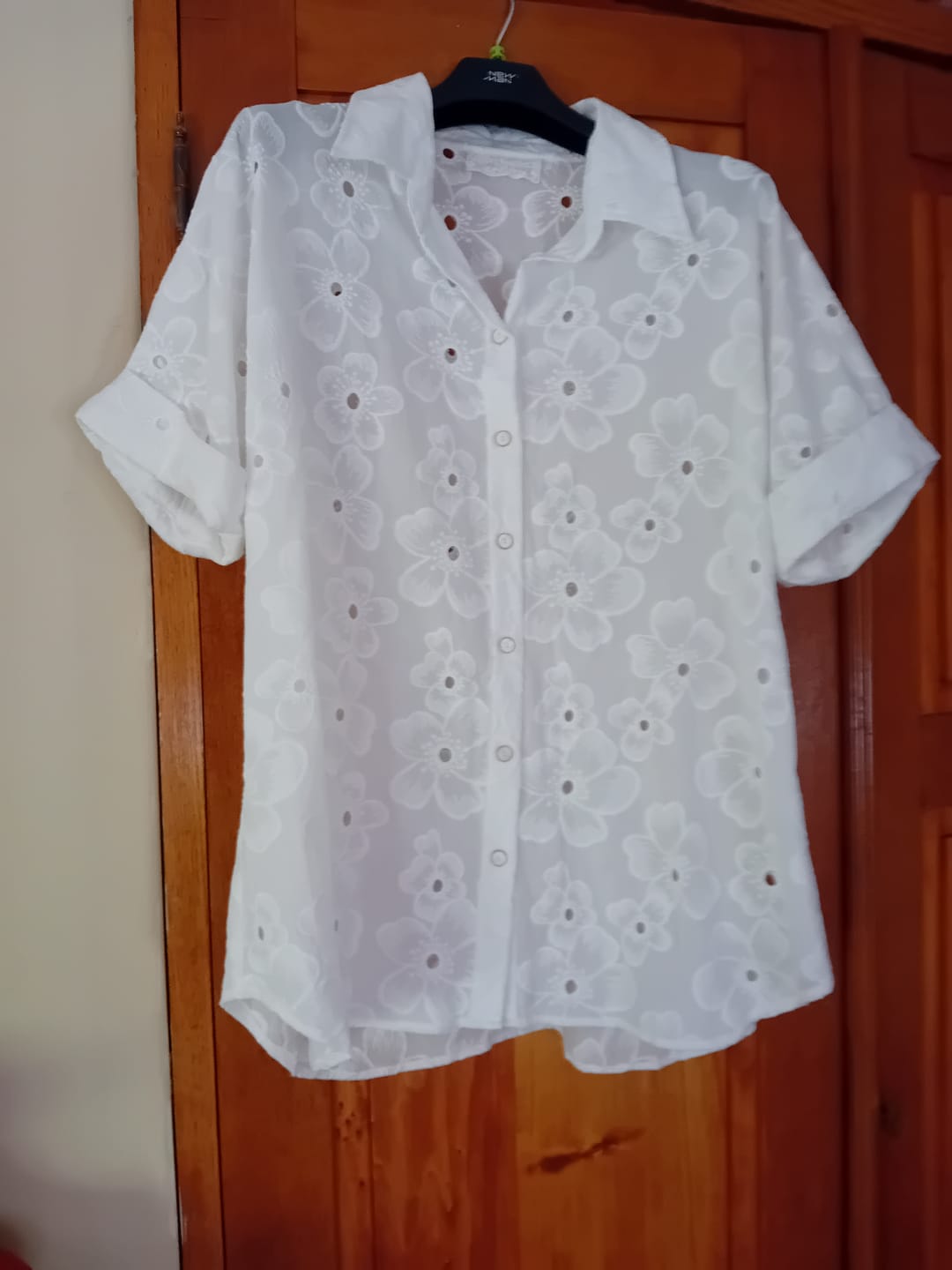 Customer photo review of Chemise Honorine - Coton Broderie Fleurie blanche Ajourée