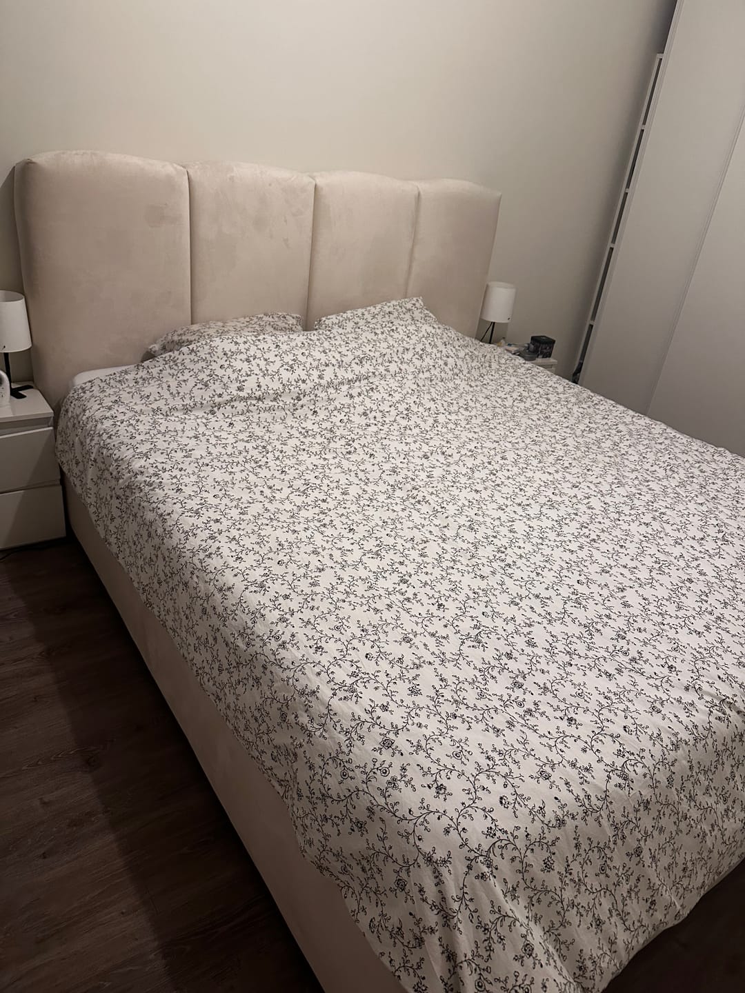 Customer photo review of Lit coffre BUBBLE en velours – Lit double design avec rangement intégré et tête de lit épaisse rembourrée – Beige, Gris, Noir