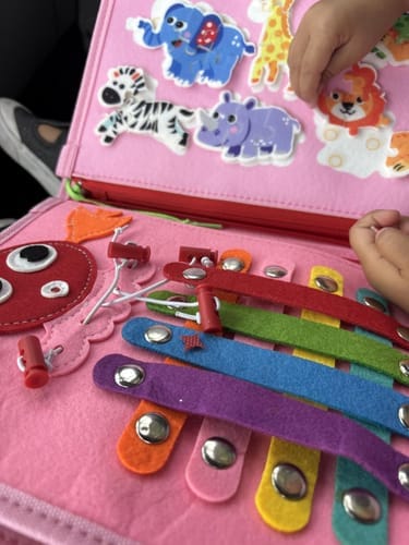 Customer photo review of Livro Sensorial: 8 Páginas, 30+ Atividades, A partir dos 6 Meses — Little Stories Kids