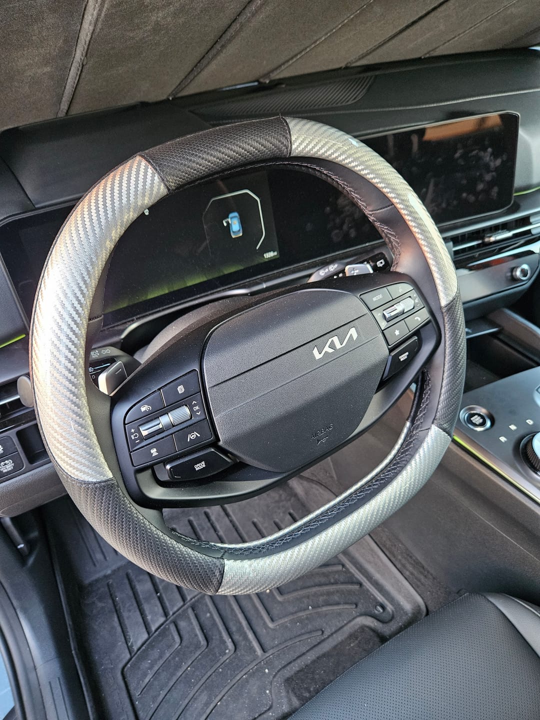 Customer photo review of Carbon Fiber Leather Car Steering Wheel Cover – Universal Non-Slip O/D Type Steering Wheel Covers