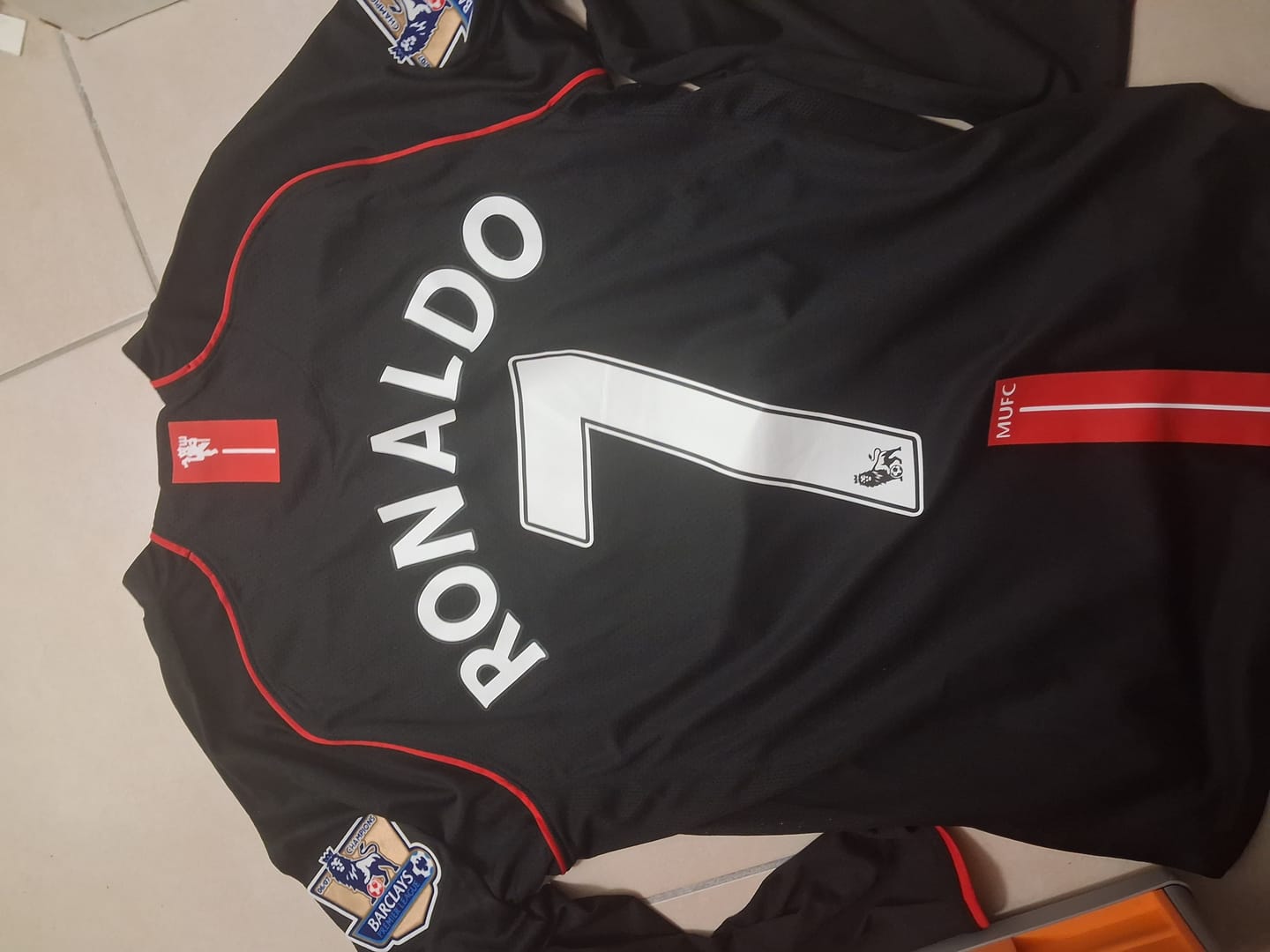 Customer photo review of Cristiano Ronaldo 2007-2008 Manchester United Black Retro Jersey Trikot Camiseta Maillot