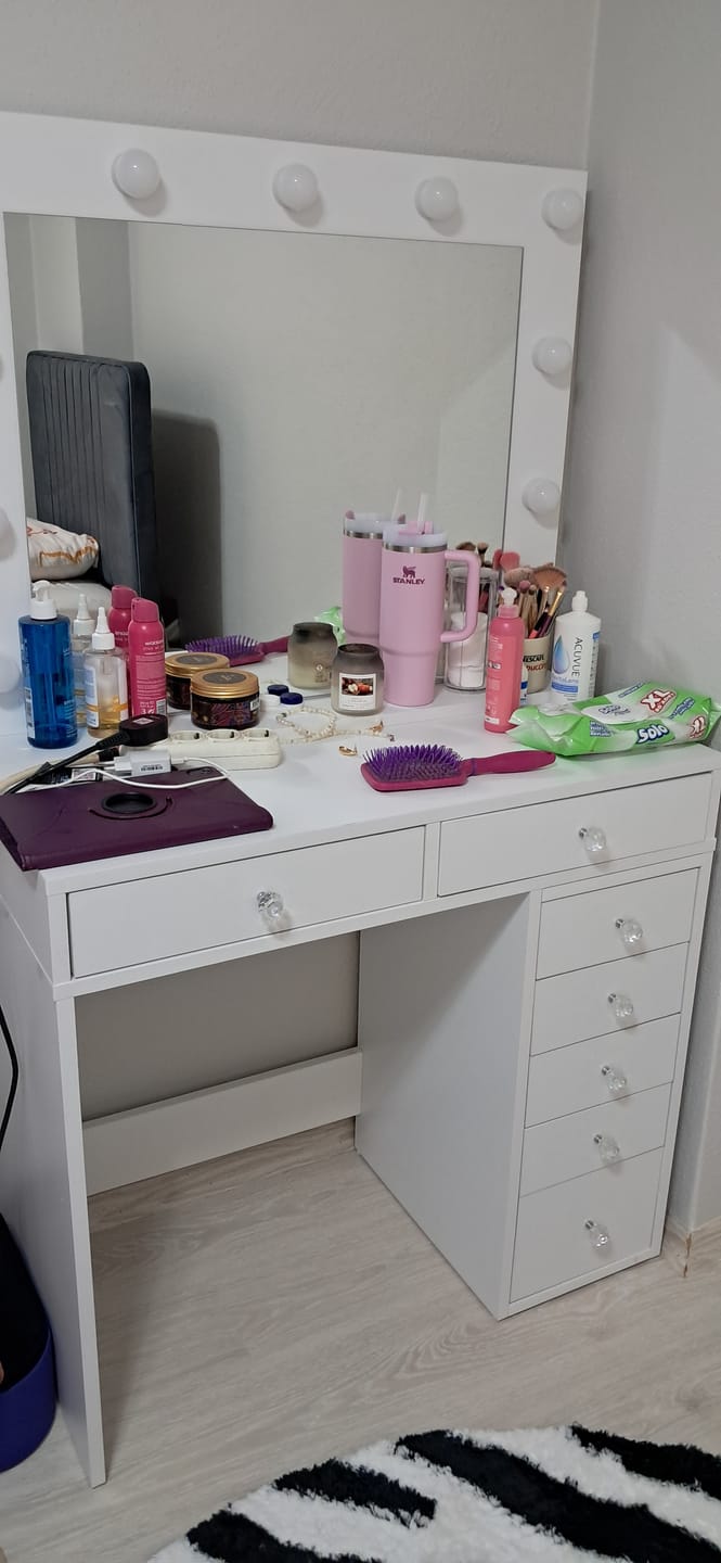 Customer photo review of Rani BJ115 Hollywood Işıklı Aynalı Kulis Makyaj Masası 7 Çekmeceli Takı Düzenleyici Beyaz
