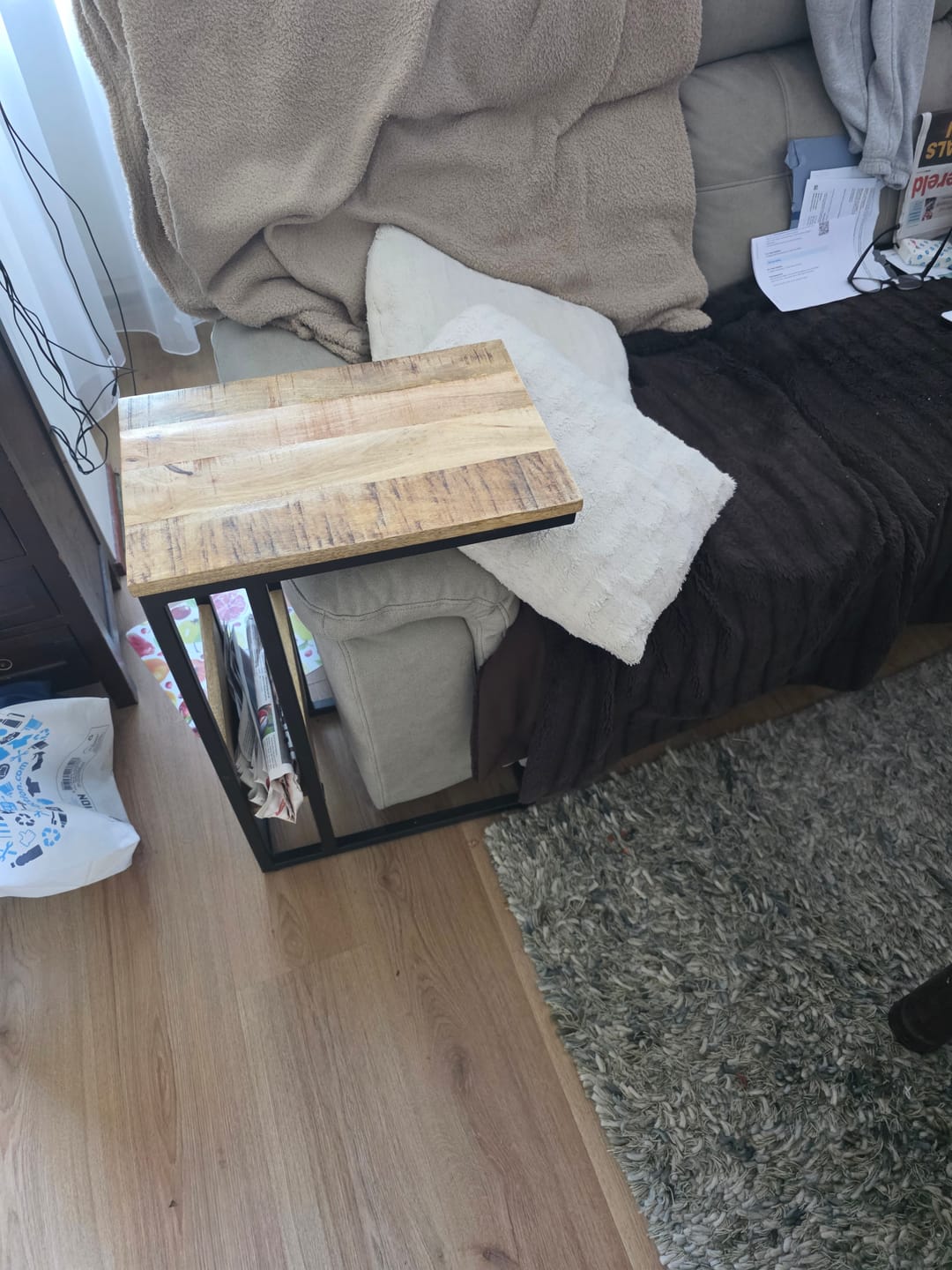 Customer photo review of Bijzettafel Britt voor over de bank | Mangohout en Staal | 45x29x69cm