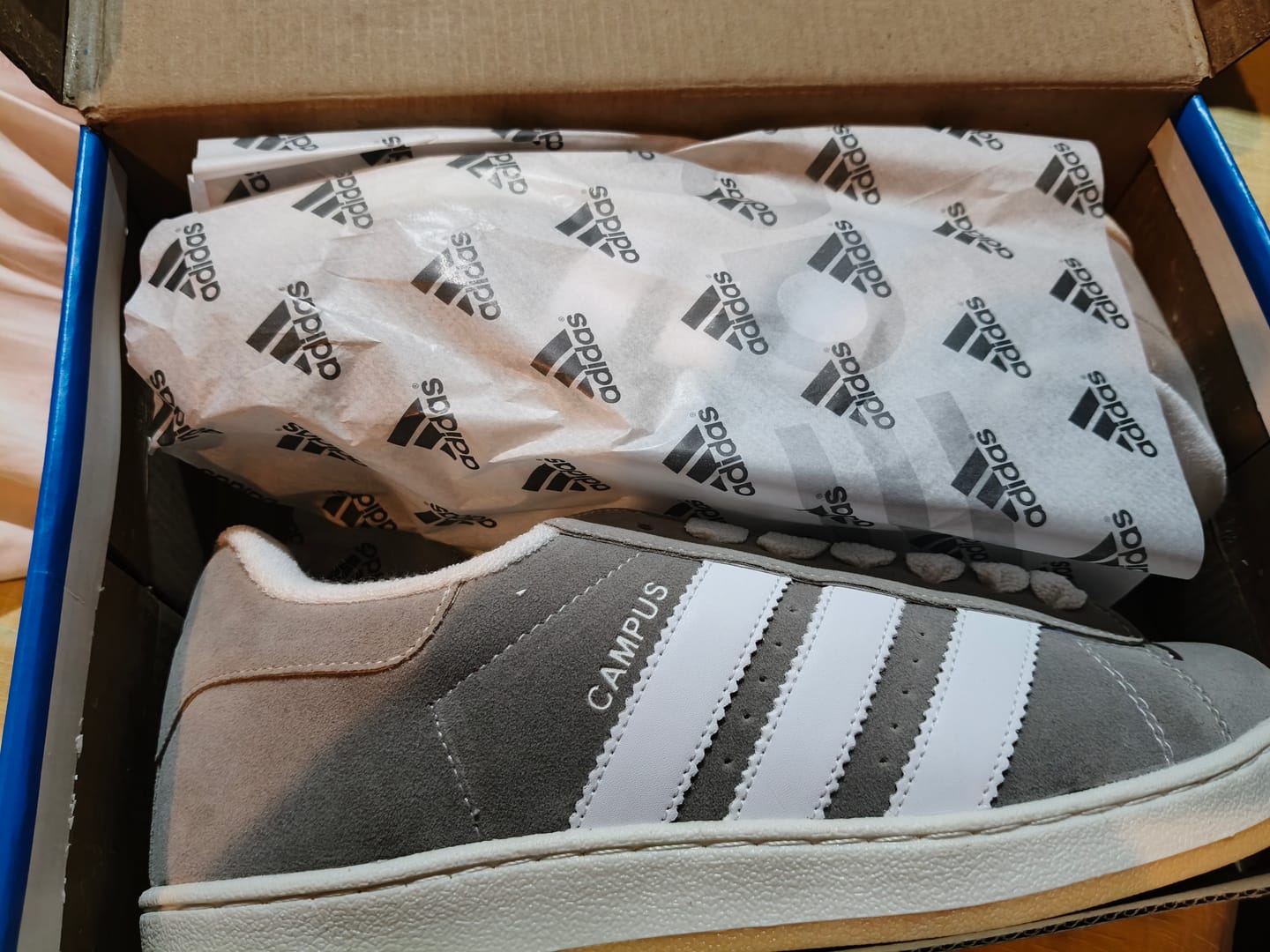Customer photo review of Tenis 2000s Gris blanco