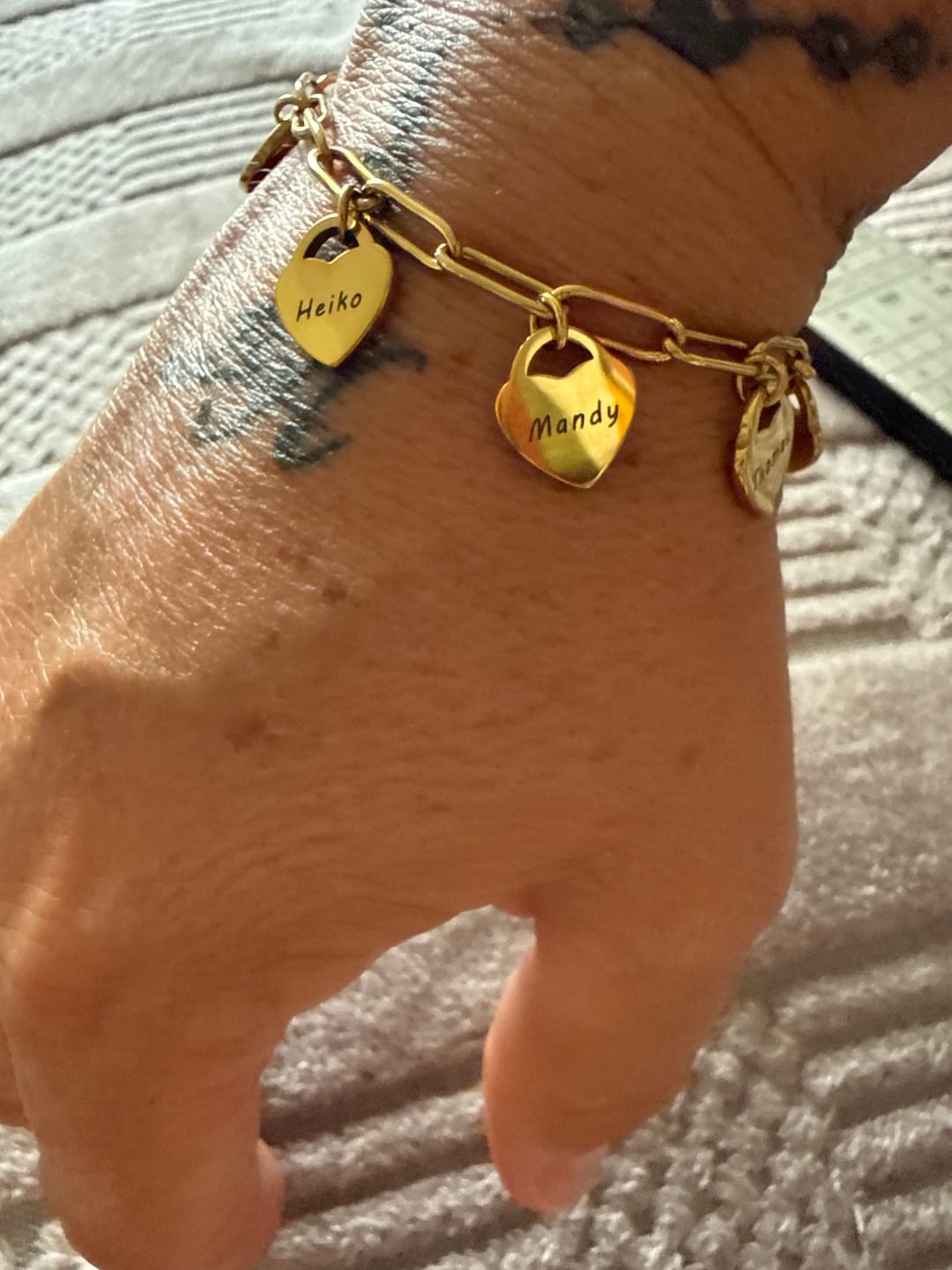 Customer photo review of Armband mit personalisierten Herzanhängern