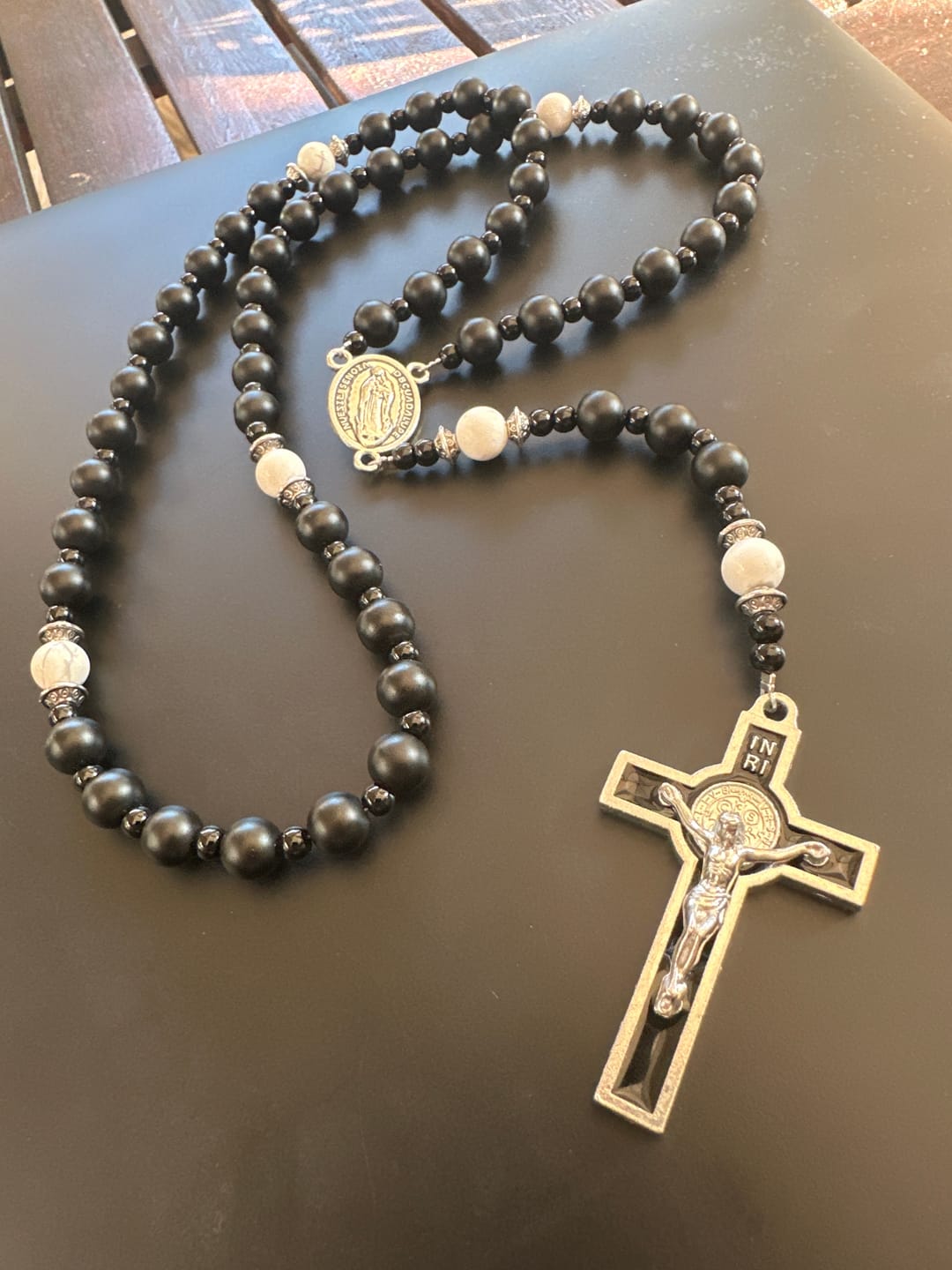 Customer photo review of Christianartworkshop Handgefertigter Rosenkranz aus mattschwarzen Perlen mit silbernem Kruzifix und Wundertätiger Medaille