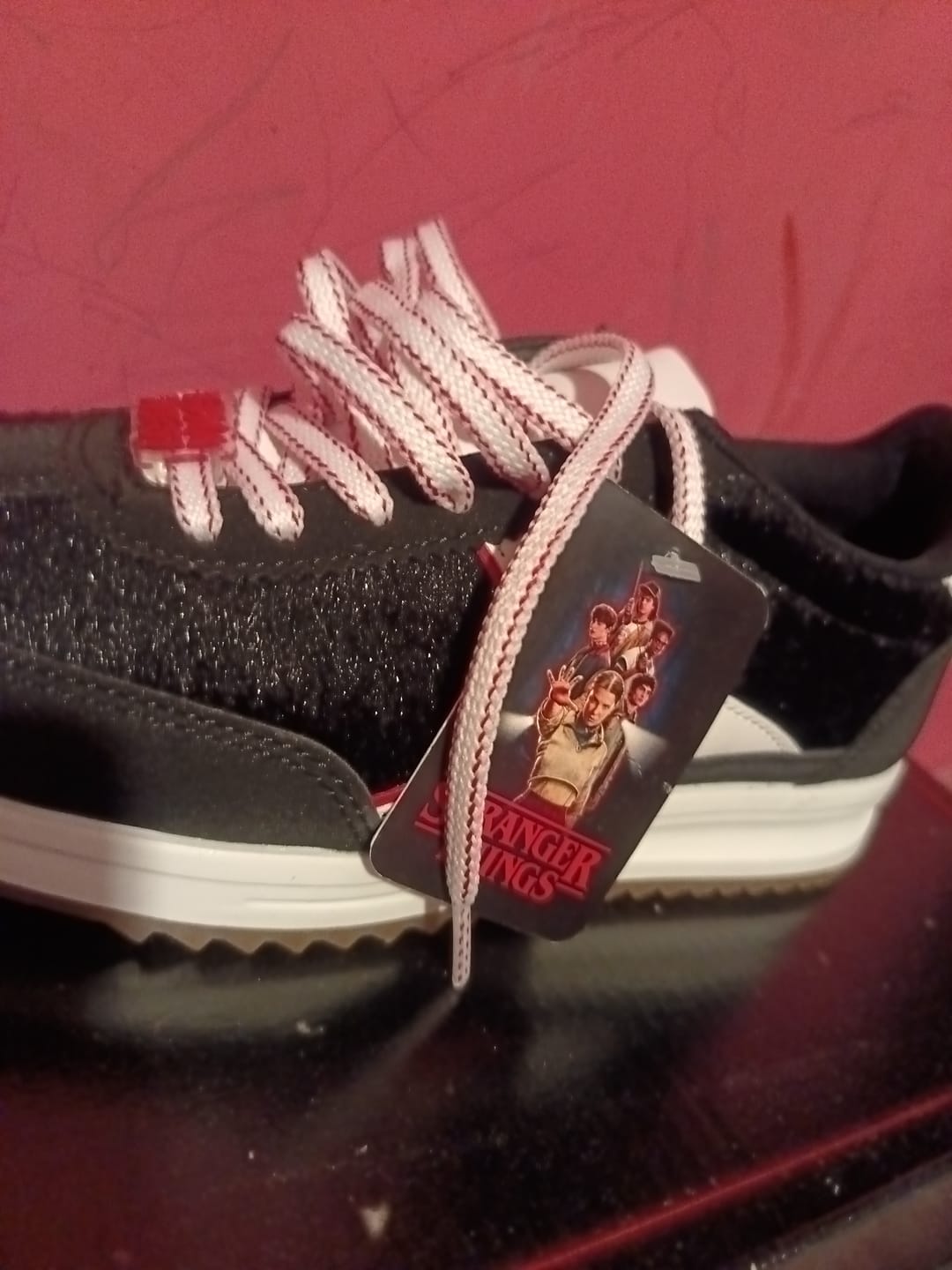 Customer photo review of Tenis Casual Stranger Things Runner Unisex Negro