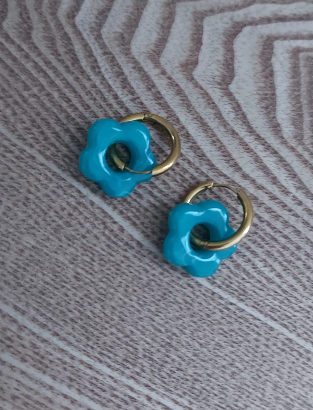 Customer photo review of Boucles d'oreilles créoles Palawan