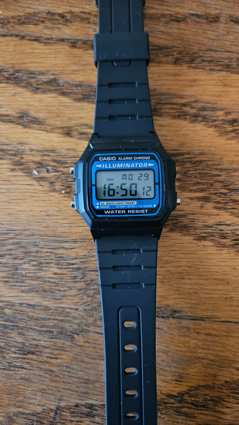 Customer photo review of Reloj Casio Vintage F-105W-1ADF Azul/Negro Illuminator NOS