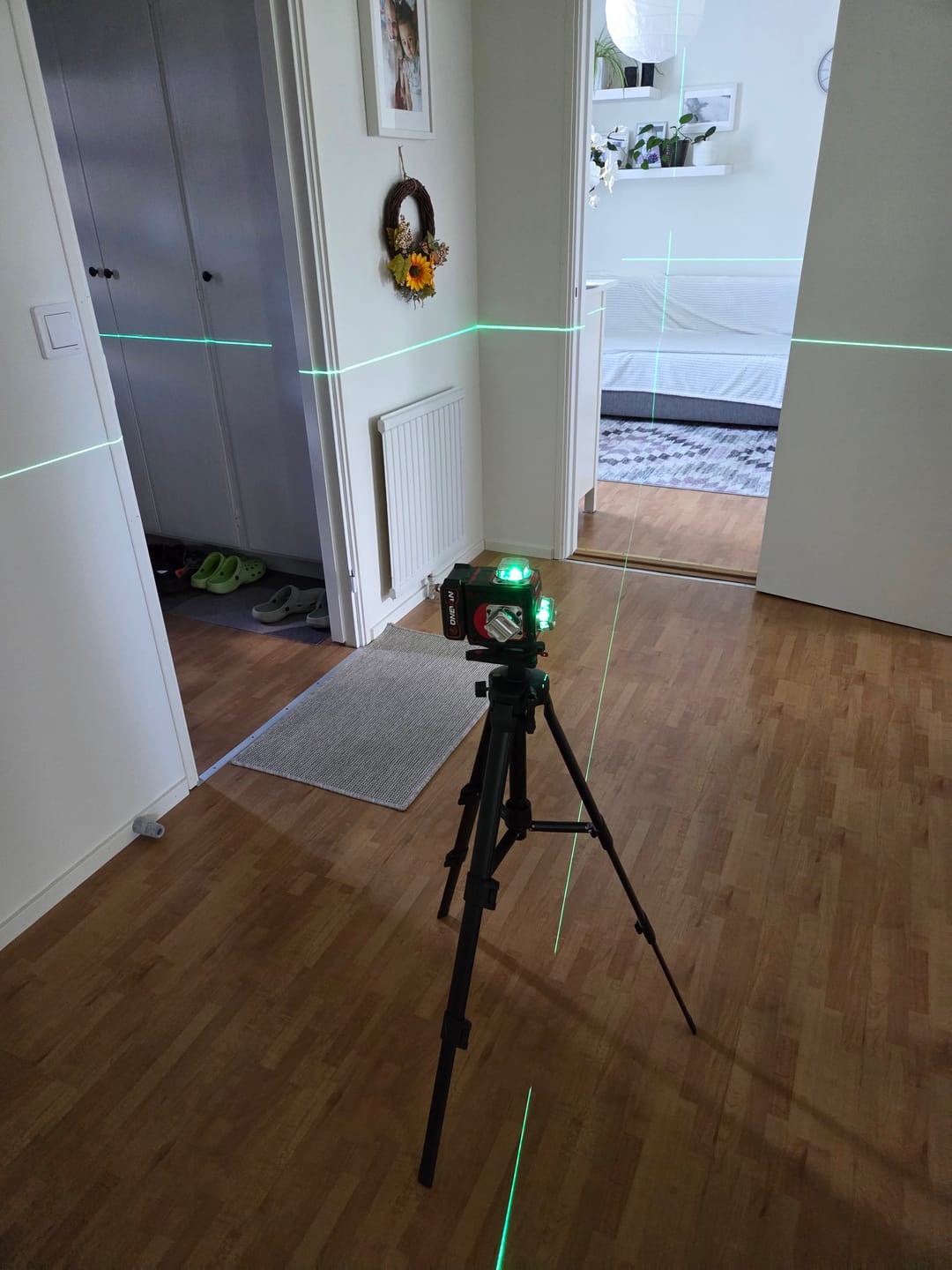 Customer photo review of ONEVAN LK-822 Pro 16-Line 4D Laser Level | Metal Base & Lifting Platform | 1M Tripod Included