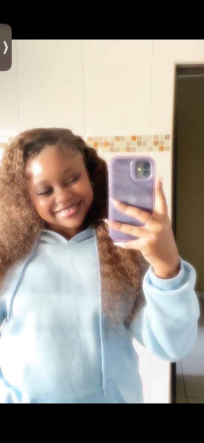 Customer photo review of Ultimate Extra Hold Lace Glue (Waterproof, Invisible Bond)