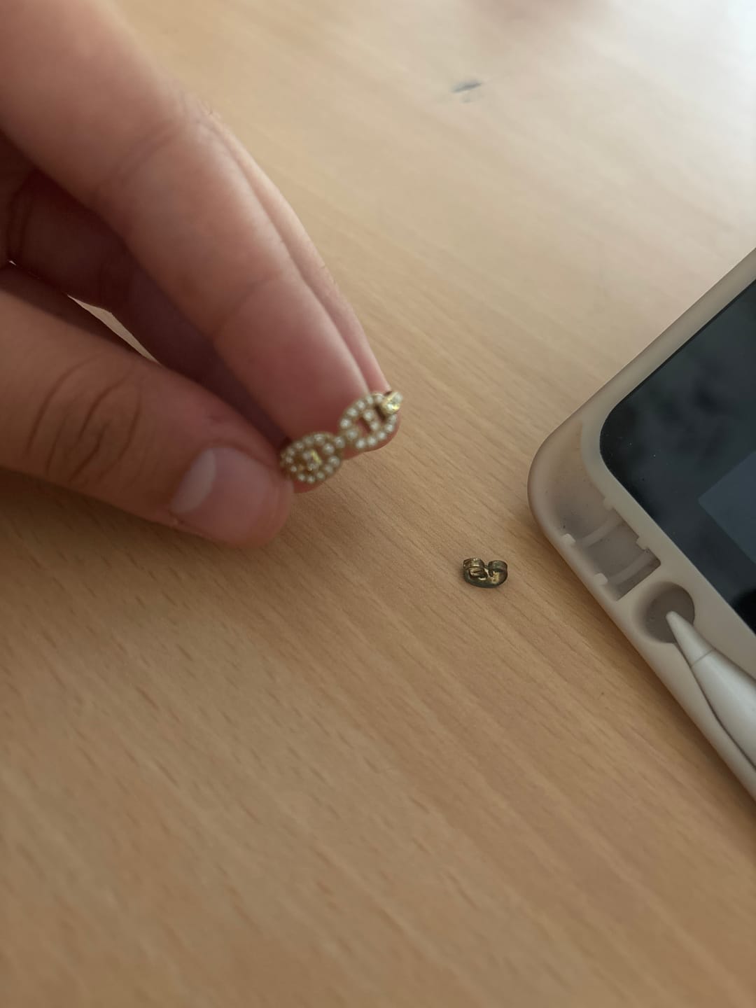 Customer photo review of Pave Flow Deluxe Huggie Ohrringe 14K Vergoldet