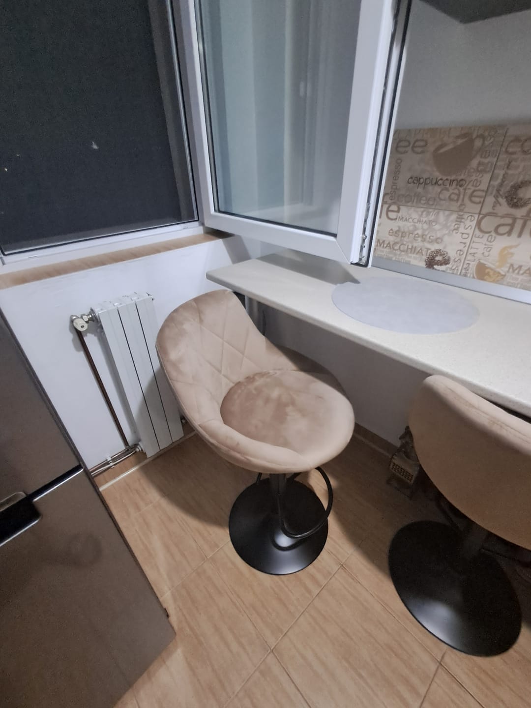 Customer photo review of Scaun de bar rotativ H101, bej/negru, stofa catifelata/metal, 47x45x84/106 cm