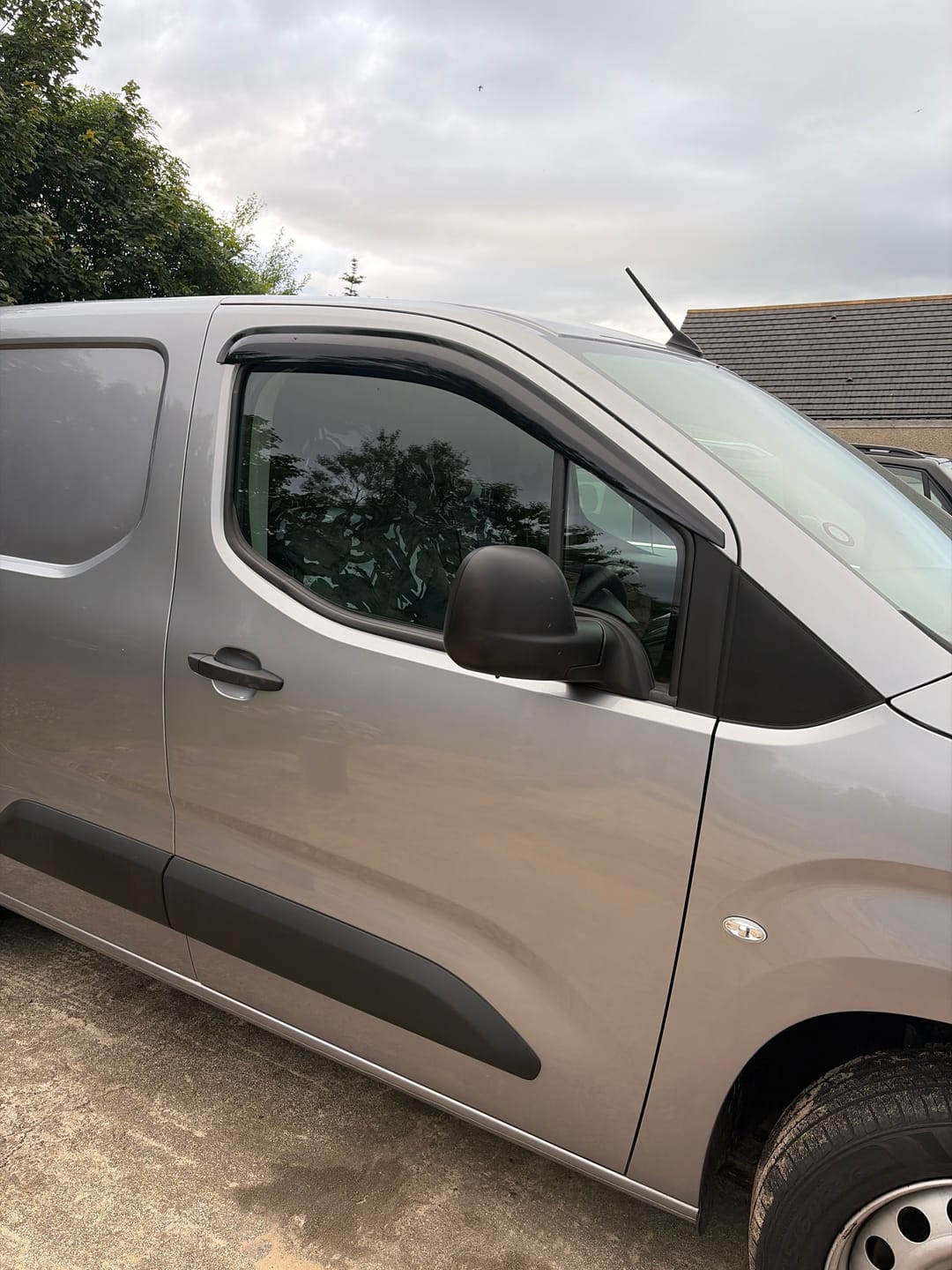 Customer photo review of Auto Clover Wind Deflectors Set for Peugeot Partner / Rifter 2018+ (2 Pieces)