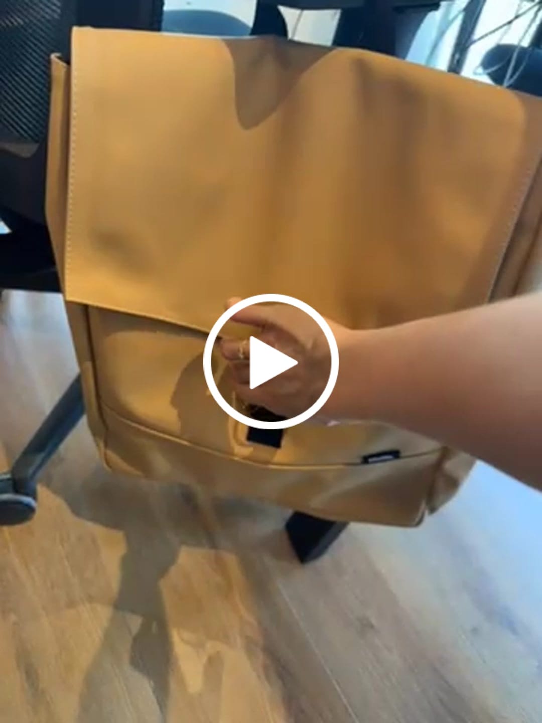 Customer video review of תיק גב Unicorn גדול חול